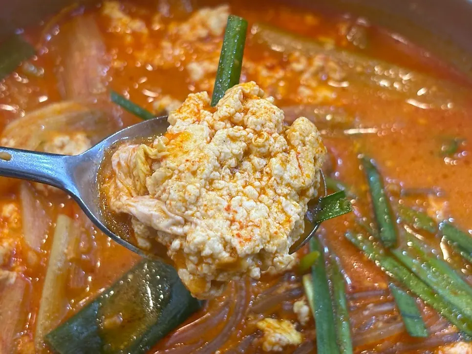 Sundubu yukgaejang filled with tofu, egg and green onion