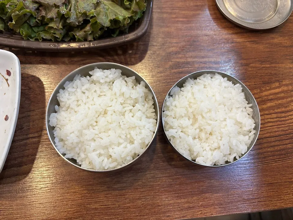 Small bowl of rice served alongside the noodle dish
