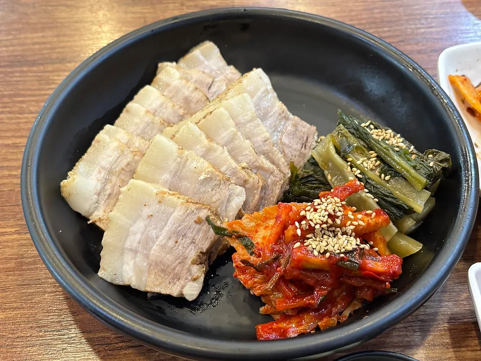 Glistening full plate of hanbang bossam