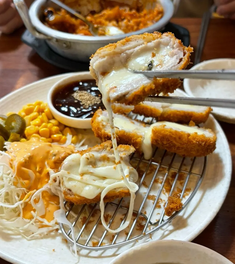 길게 늘어나는 치즈돈까스 사진