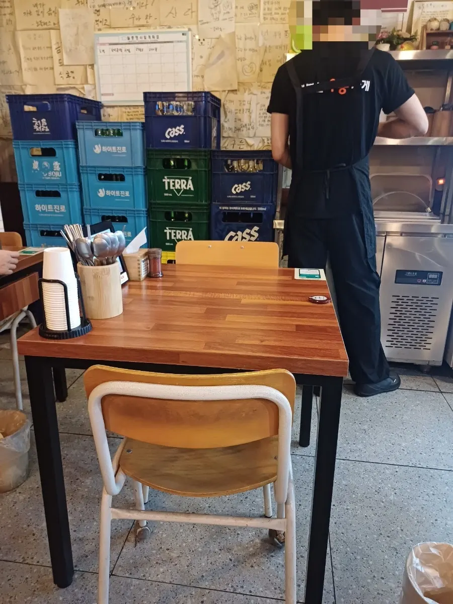 2인 테이블이 놓인 매장 내부