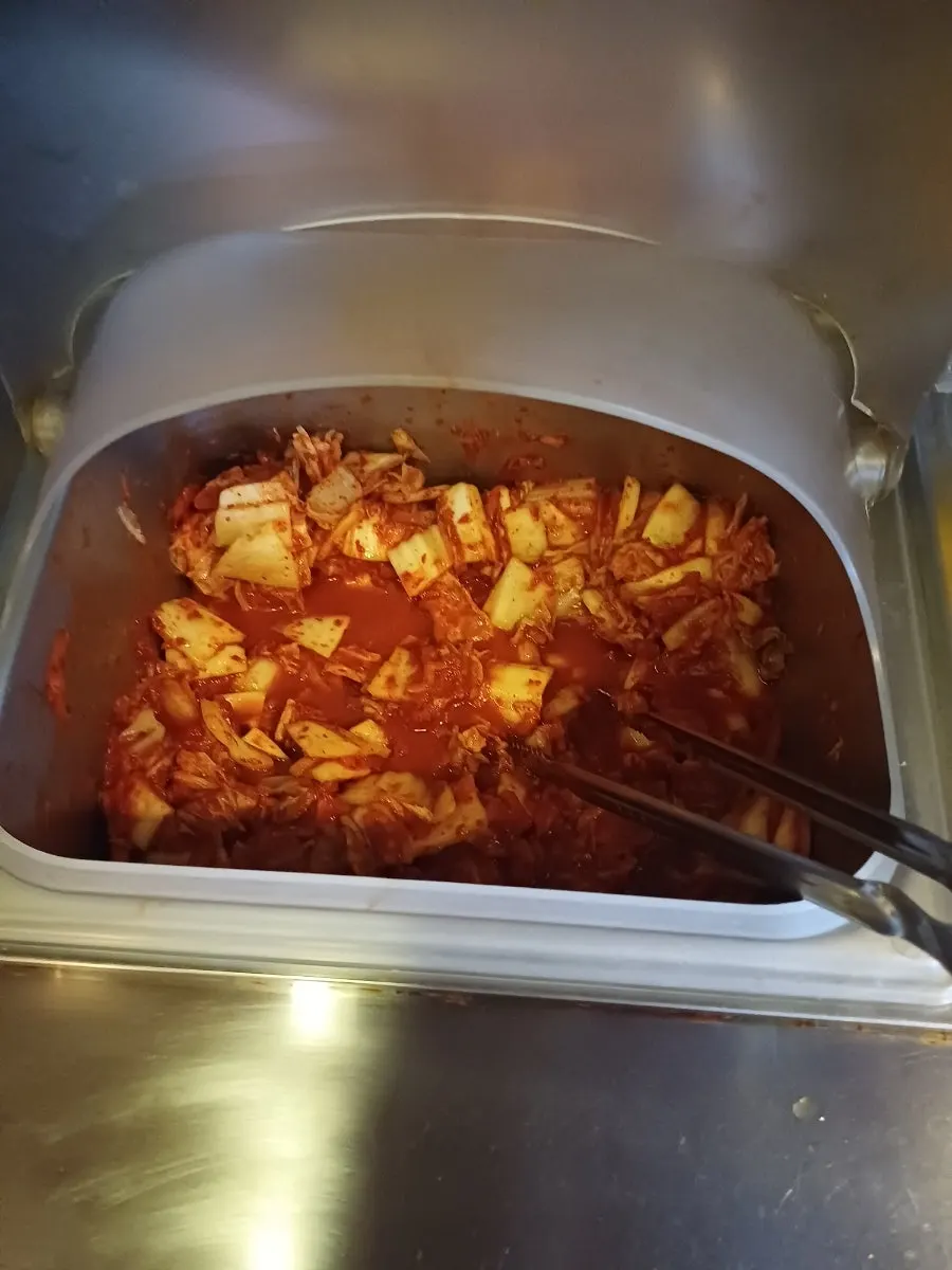 앞접시가 준비된 셀프바