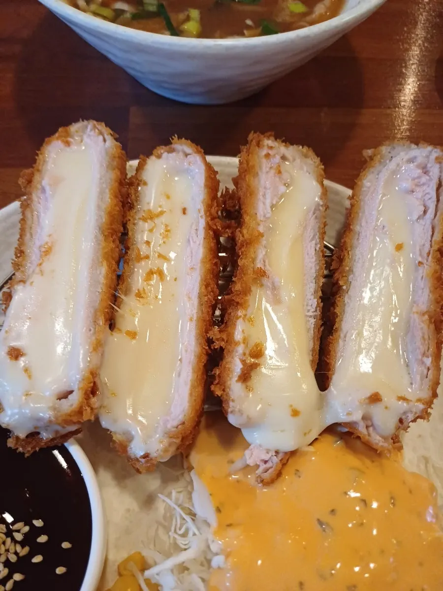 공깃밥과 함께 나온 치즈돈까스