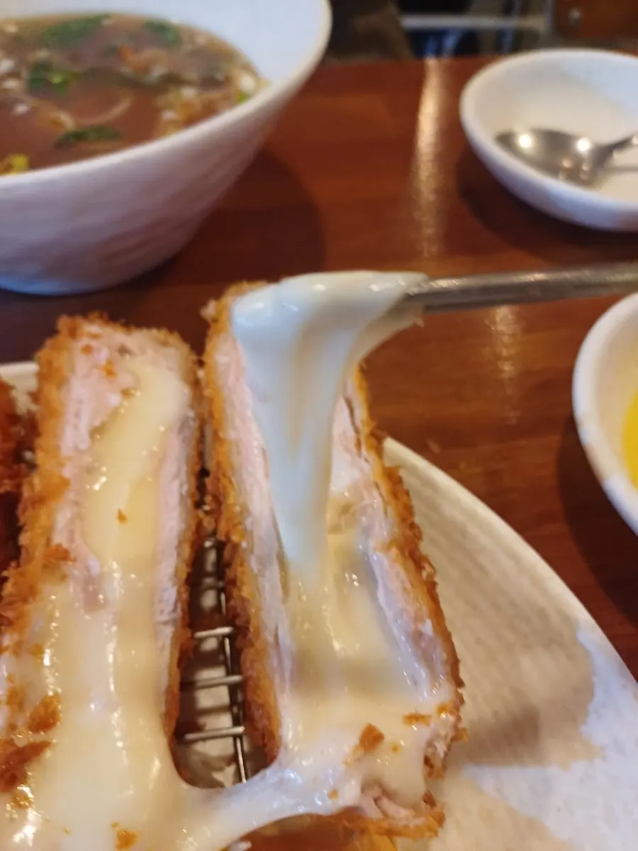 치즈가 늘어나는 치즈돈까스 단면