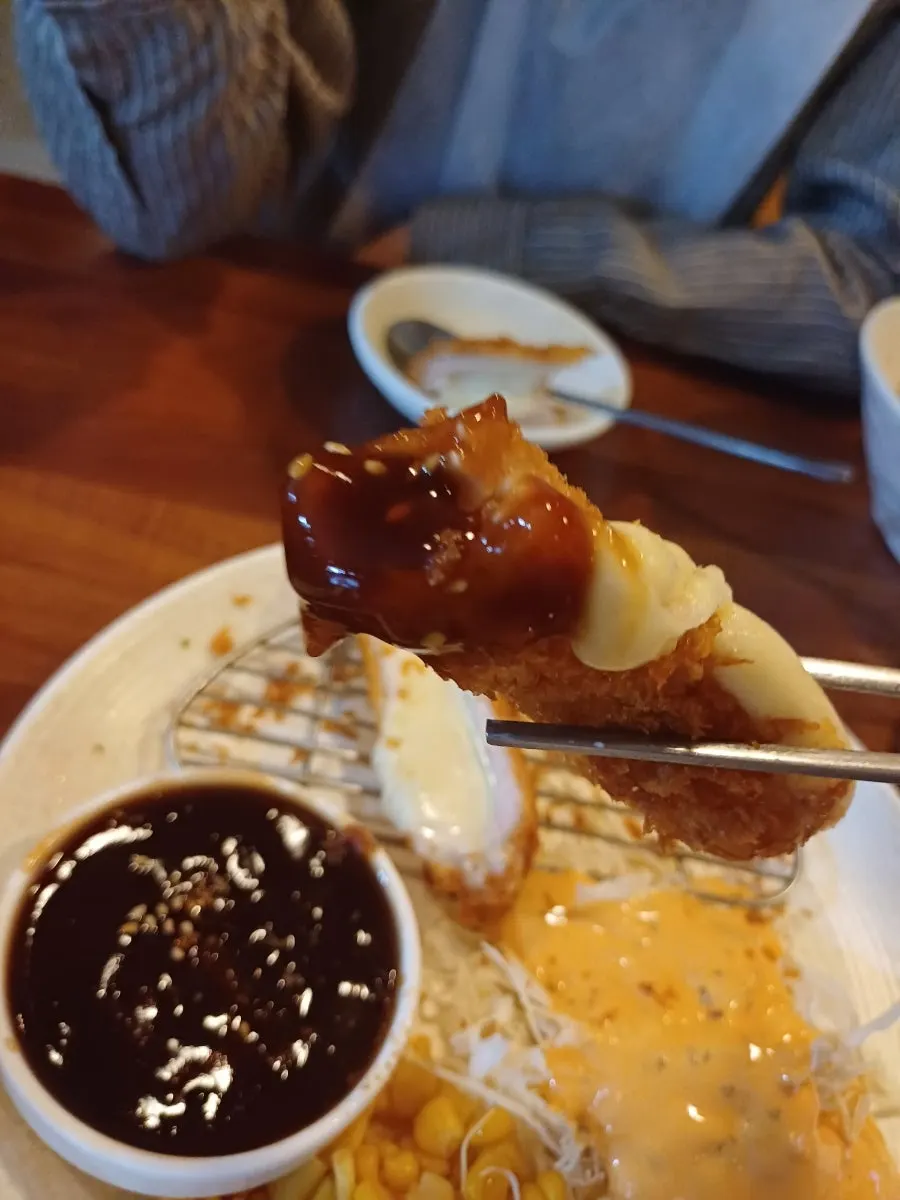 소스에 찍은 치즈돈까스