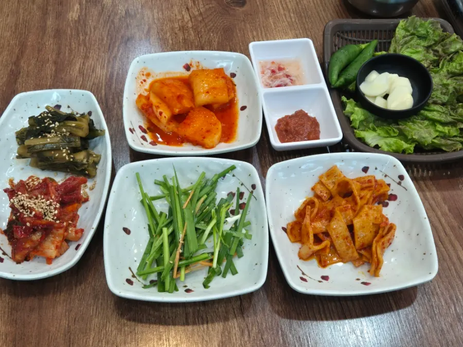 한방보쌈 중 사이즈 한 상 차림