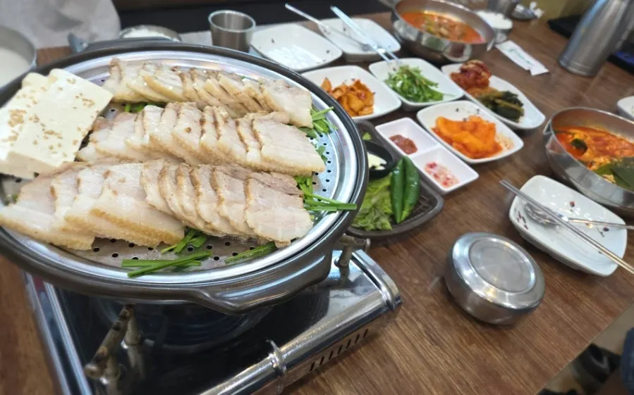 푸짐하게 담긴 보쌈 고기