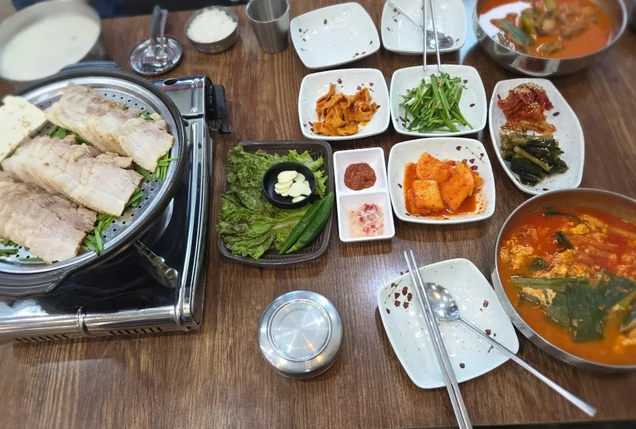 보쌈과 김치, 양념 부추