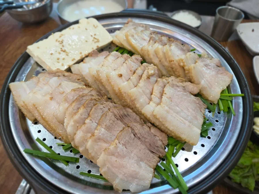 테이블 위 보쌈 상차림 전체