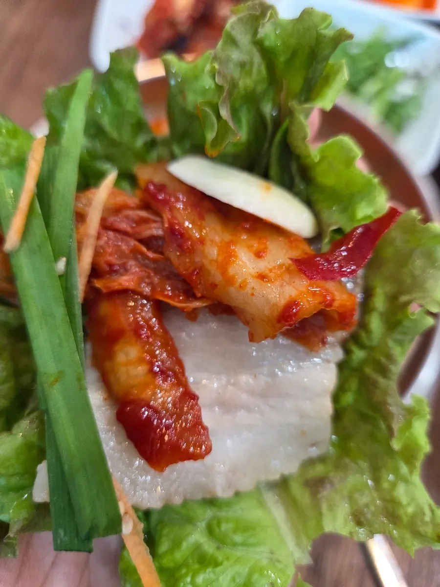김치에 싸 먹는 보쌈 한 점