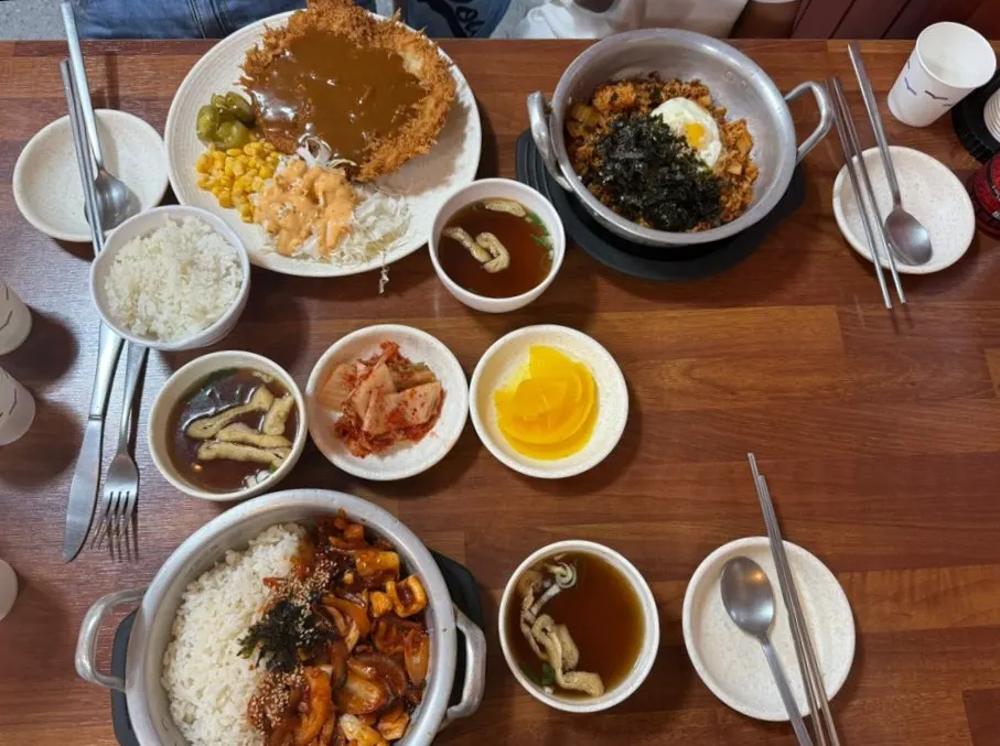 양은냄비에 담겨 나온 오징어덮밥과 돈까스, 김치볶음밥 한 상