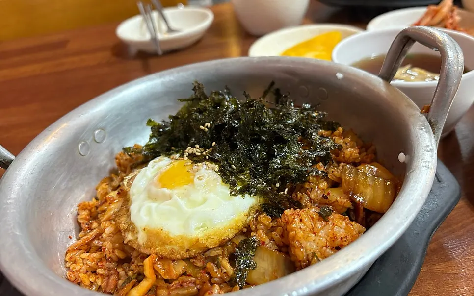 레트로 양은 그릇에 차려진 식사 상차림