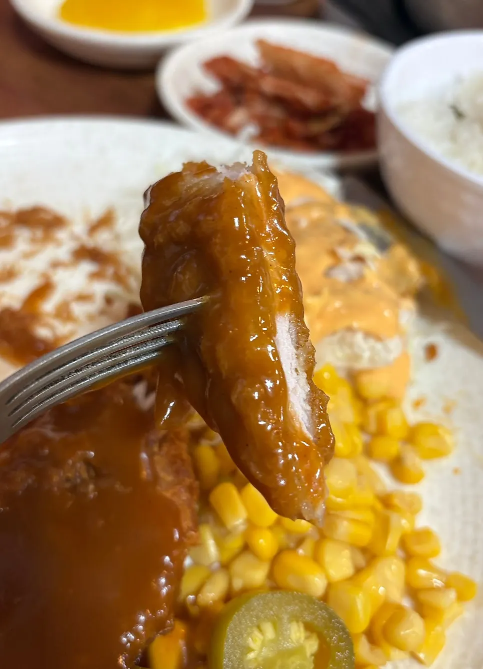 두툼하게 썰린 옛날돈까스 단면
