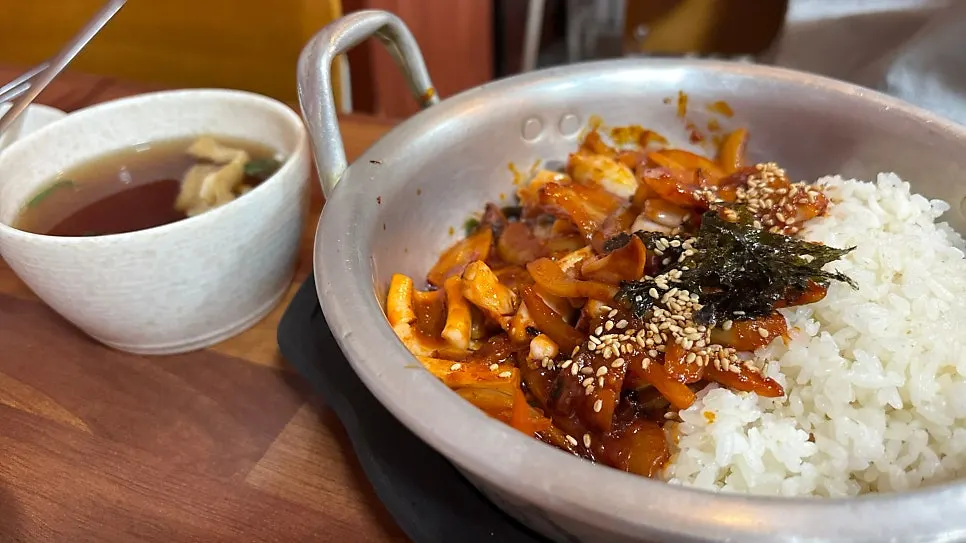 돈까스와 공기밥이 놓인 테이블