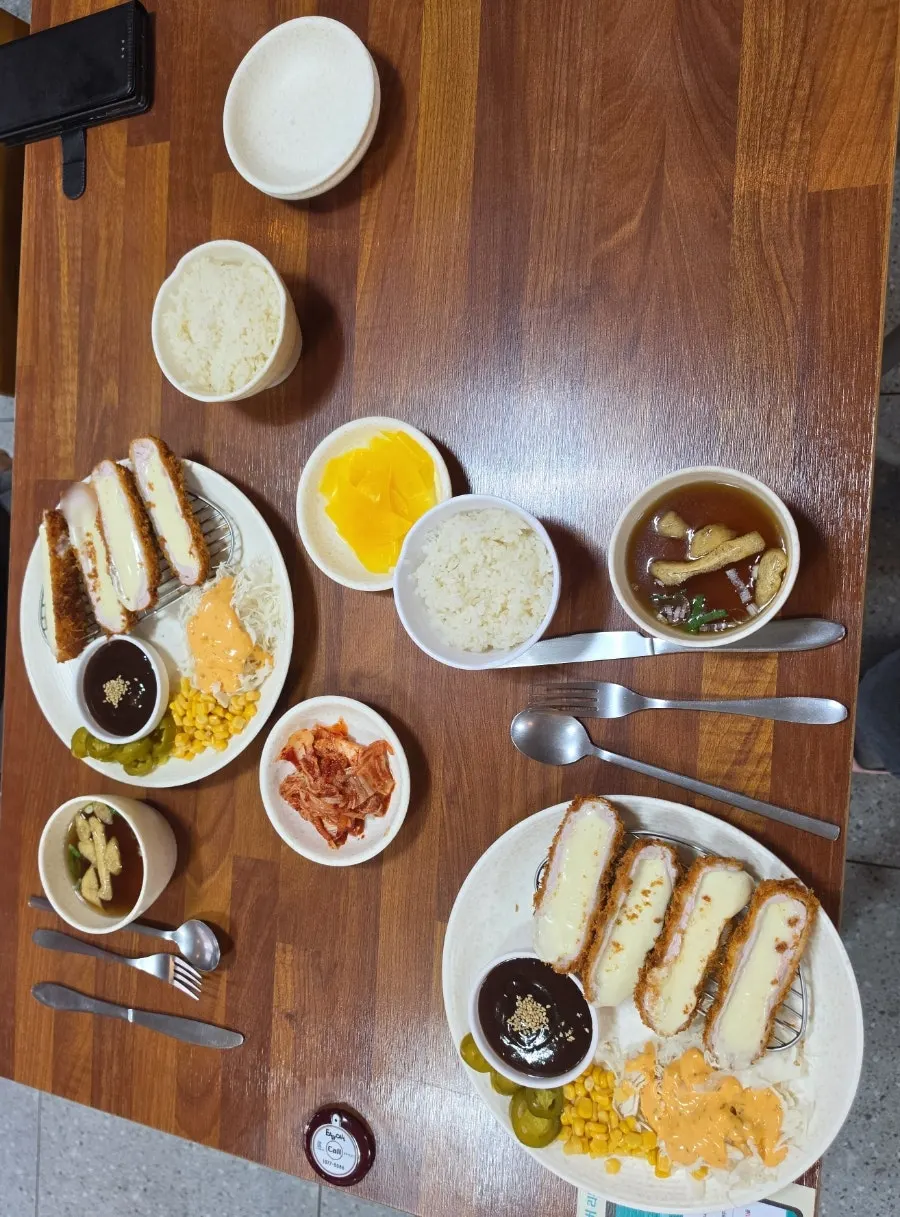 Menu board listing udon, soba, tonkatsu, and rice bowls at Haengbokhan Udong Gage Dangwan Branch