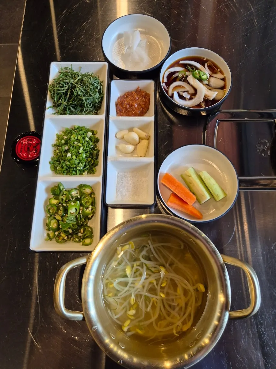 Side dishes and sauces set after ordering 3 servings of makchang