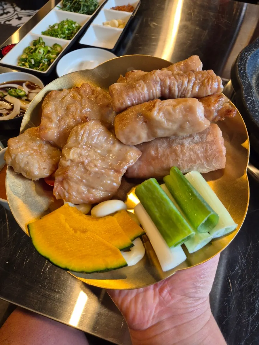 Par-grilled yeon makchang and special makchang on the grill