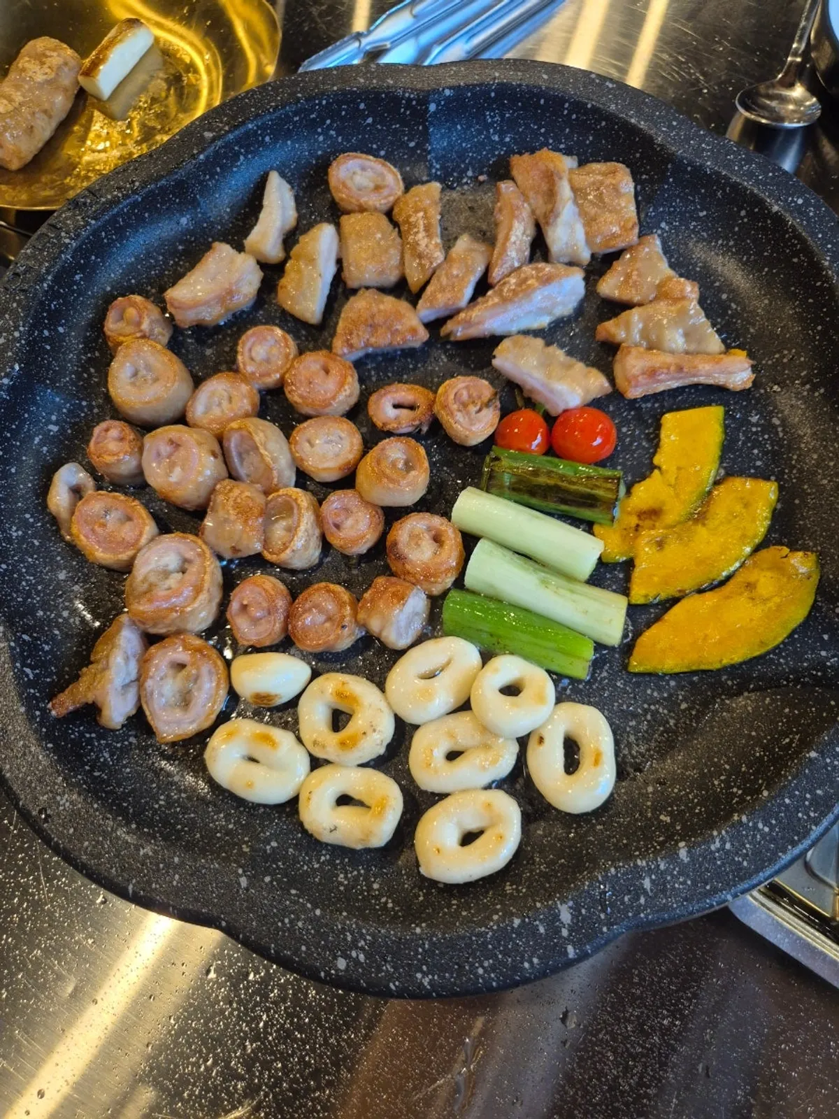 Golden, well-grilled yeon makchang
