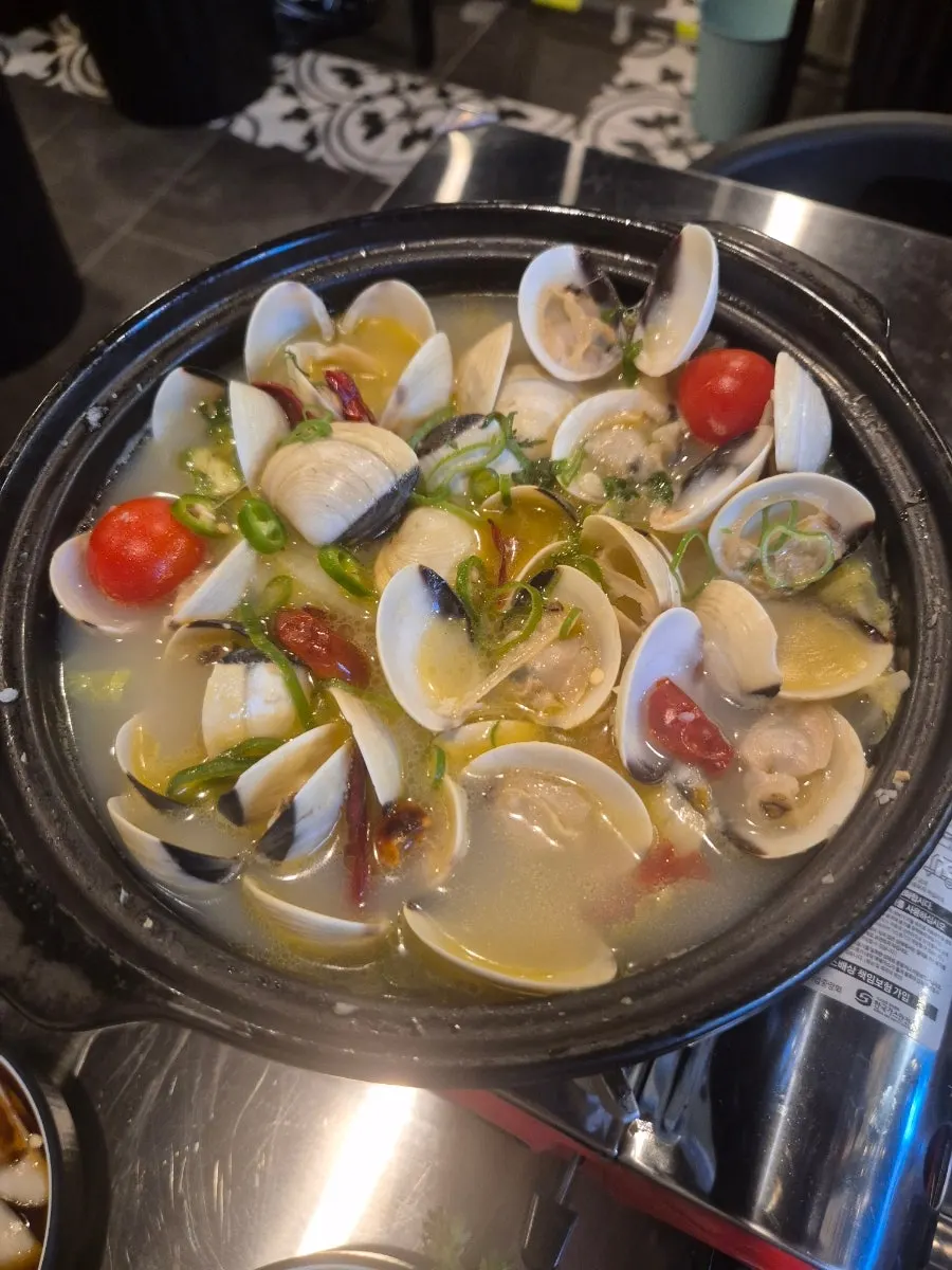 Clam hot pot broth next to the jjajangmyeon