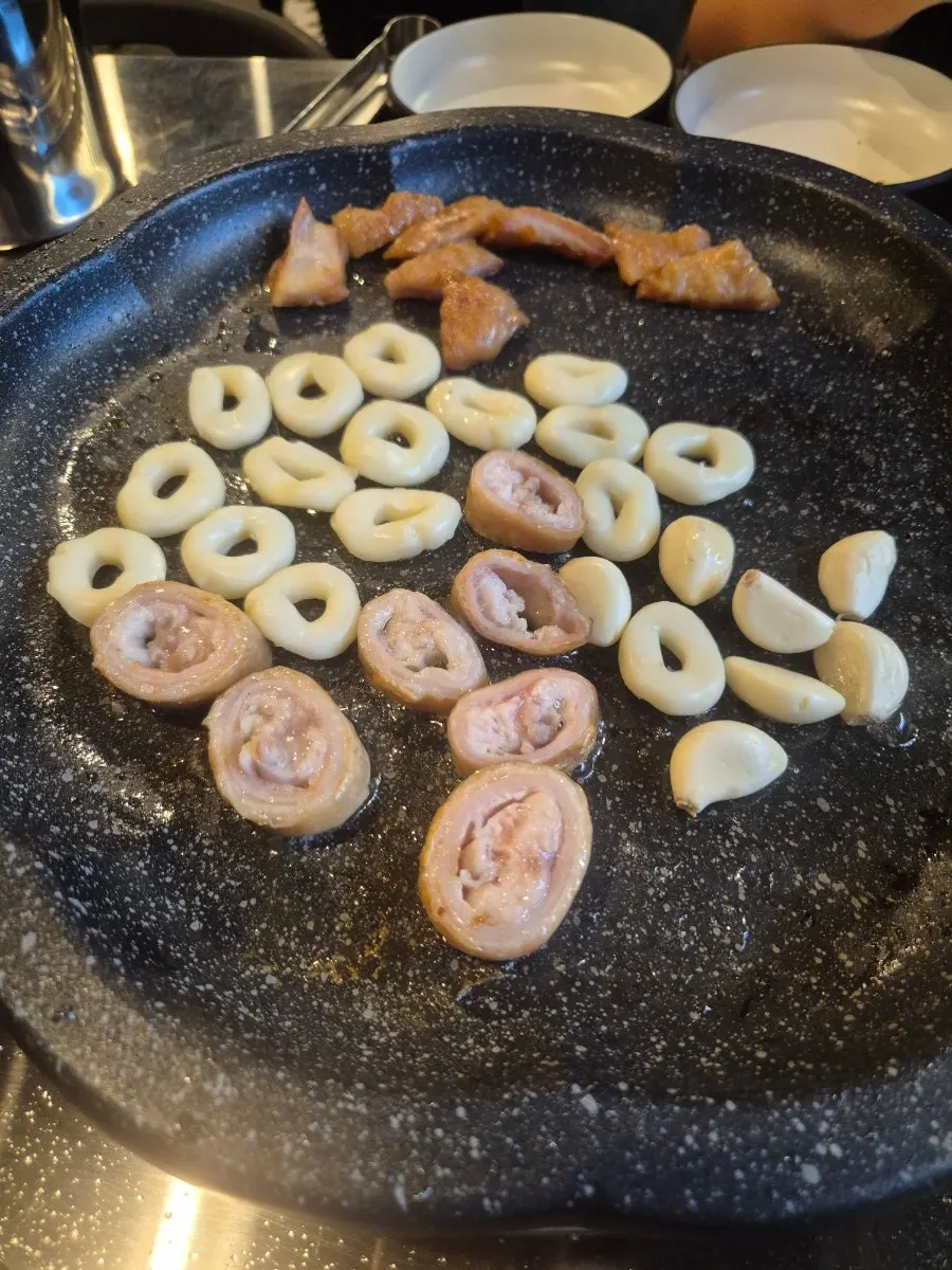 Grill with leftover makchang and rice cakes cooking together