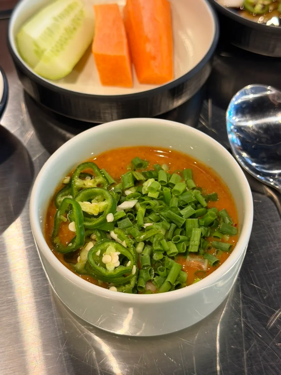 Green onion, hot chili and perilla leaf to add to the makjang sauce