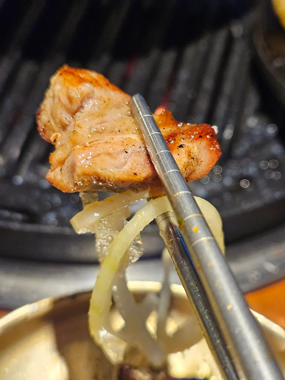 Golden-grilled neck meat with side vegetables