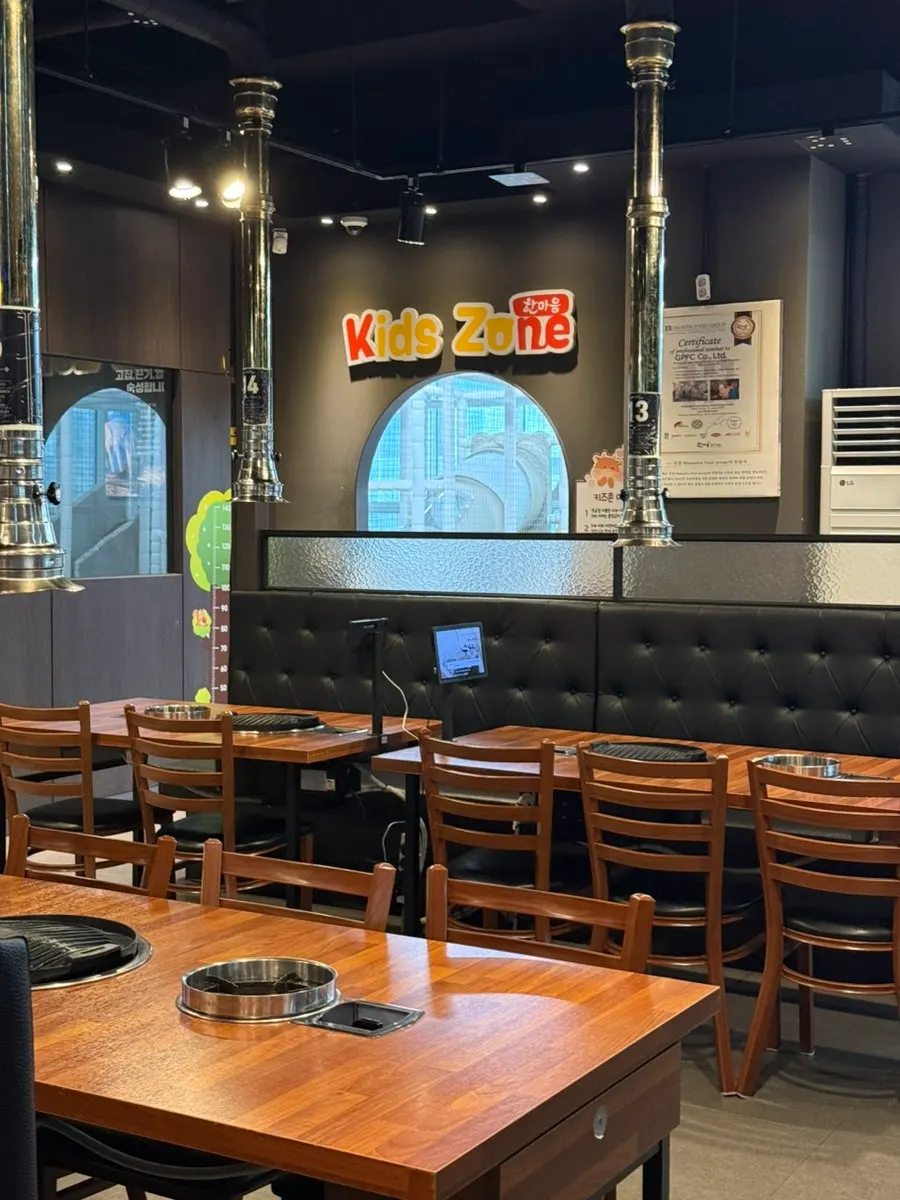 Spacious interior of Hanmaeum Jeongyuk Sikdang