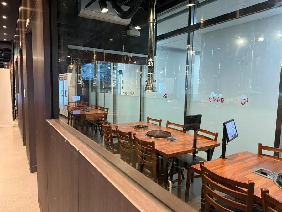 Roomy private room space, good for group dinners, at Hanmaeum Jeongyuk Sikdang