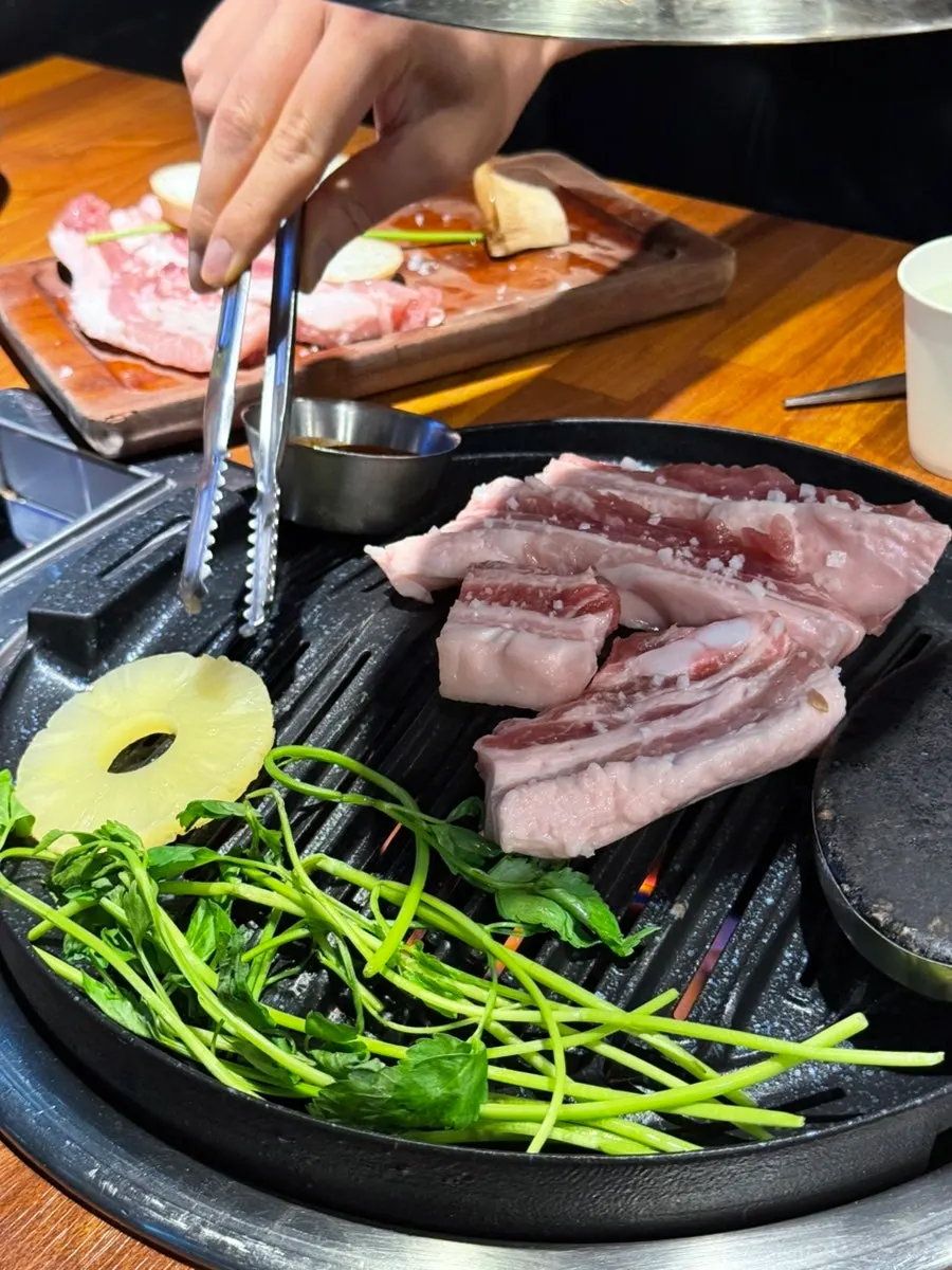 Samgyeopsal grilling to a golden brown