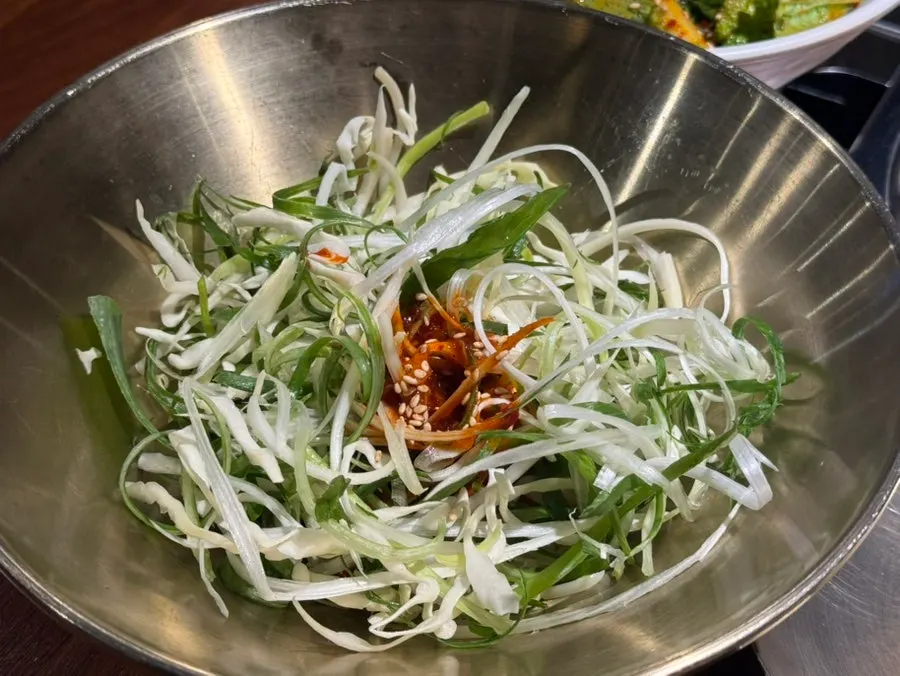 테이블에 세팅된 반찬 상차림
