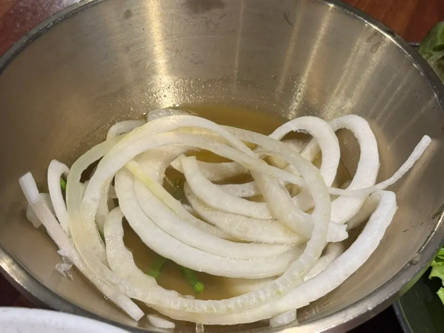 한정식집처럼 깔린 다양한 밑반찬