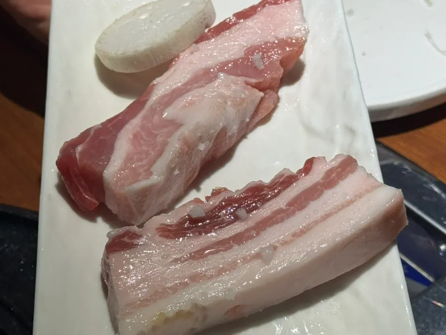 추가 주문한 삼겹살 구이