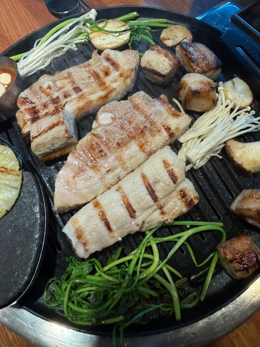 불판에 올린 숙성 삼겹살