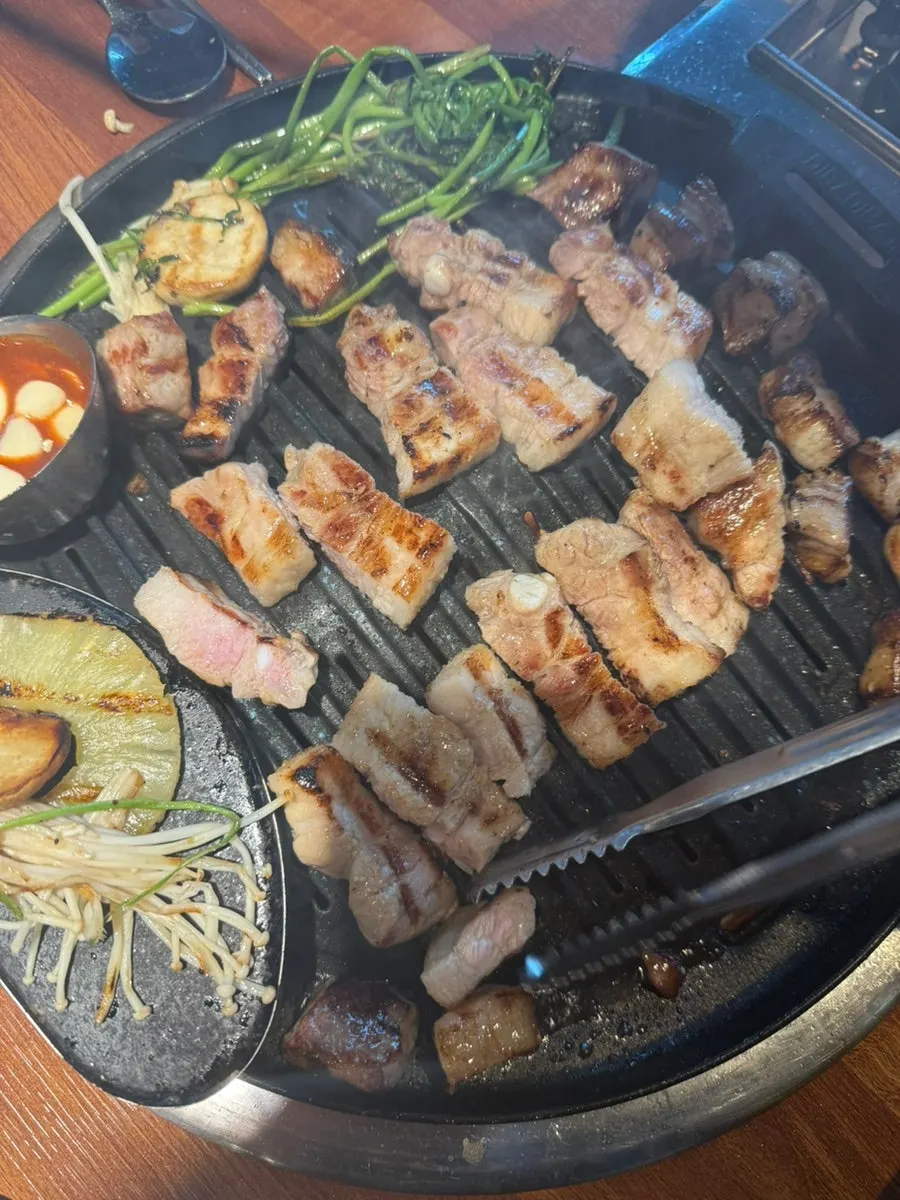 삼겹살과 함께 구운 미나리와 버섯