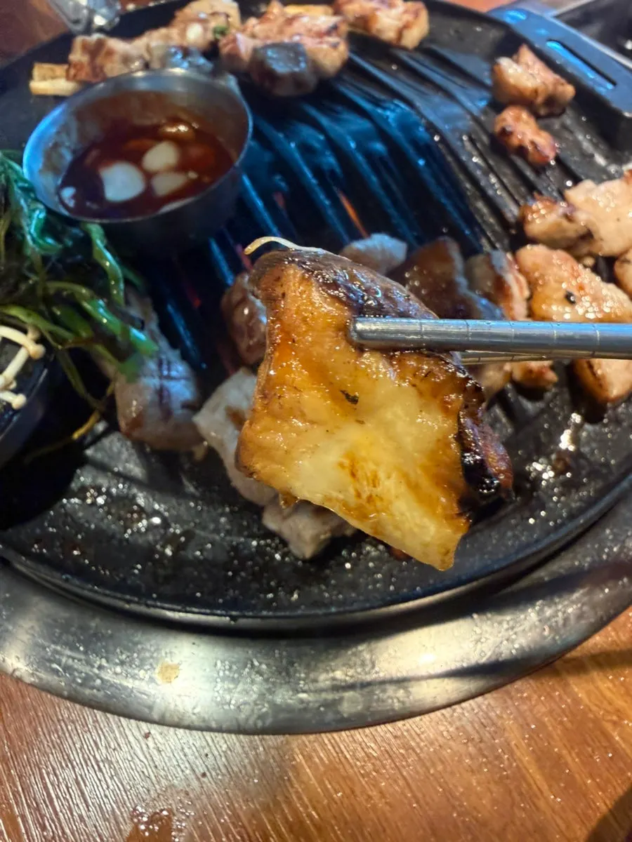 소금에 찍어 먹는 삼겹살 한 점