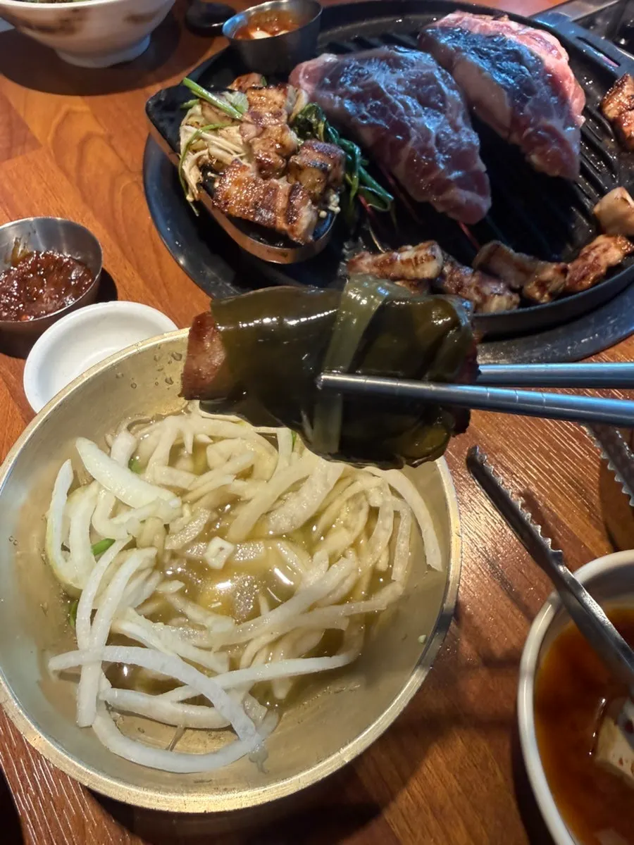 양파쌈에 올린 삼겹살