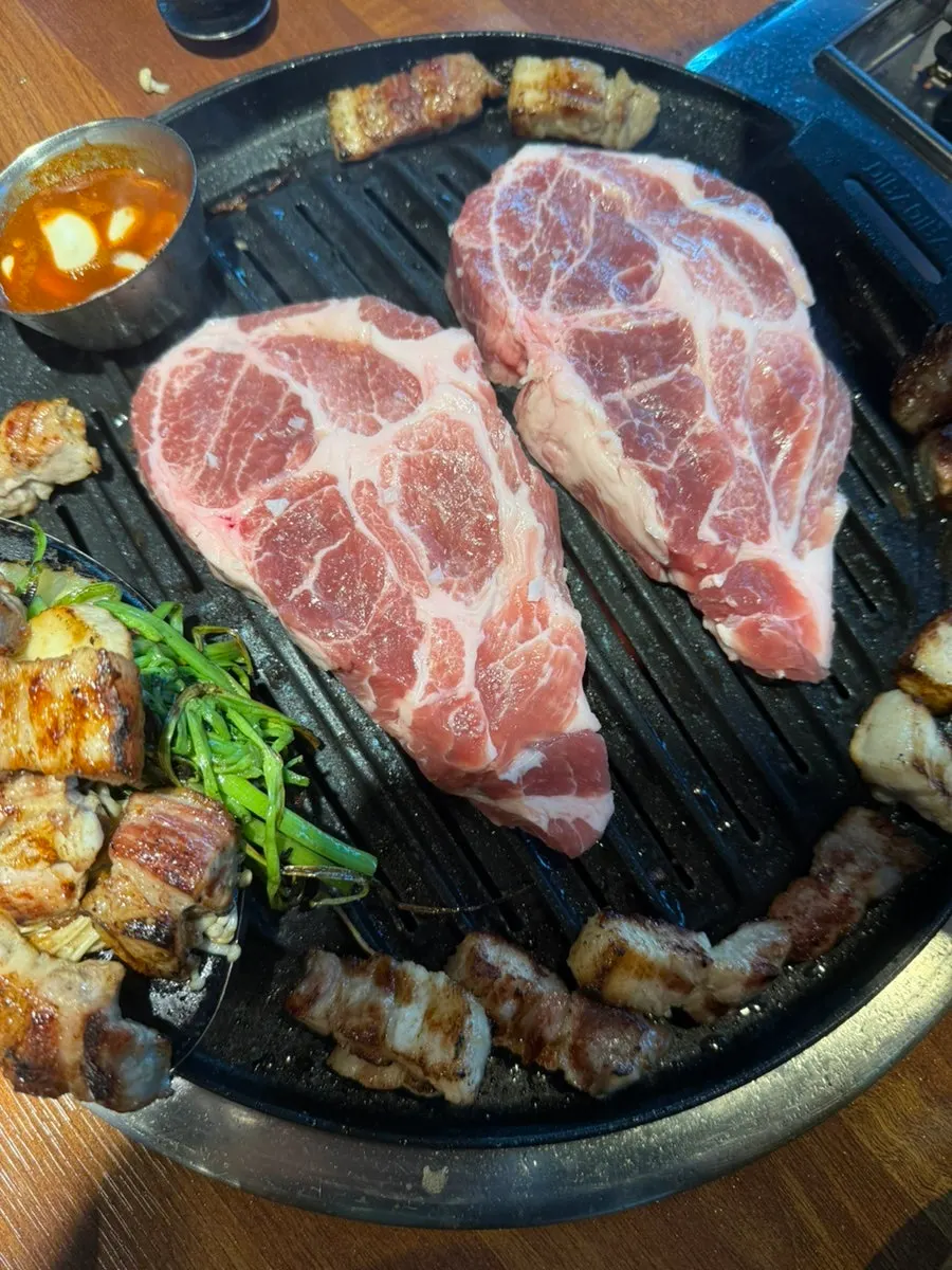 쌈장에 찍은 삼겹살
