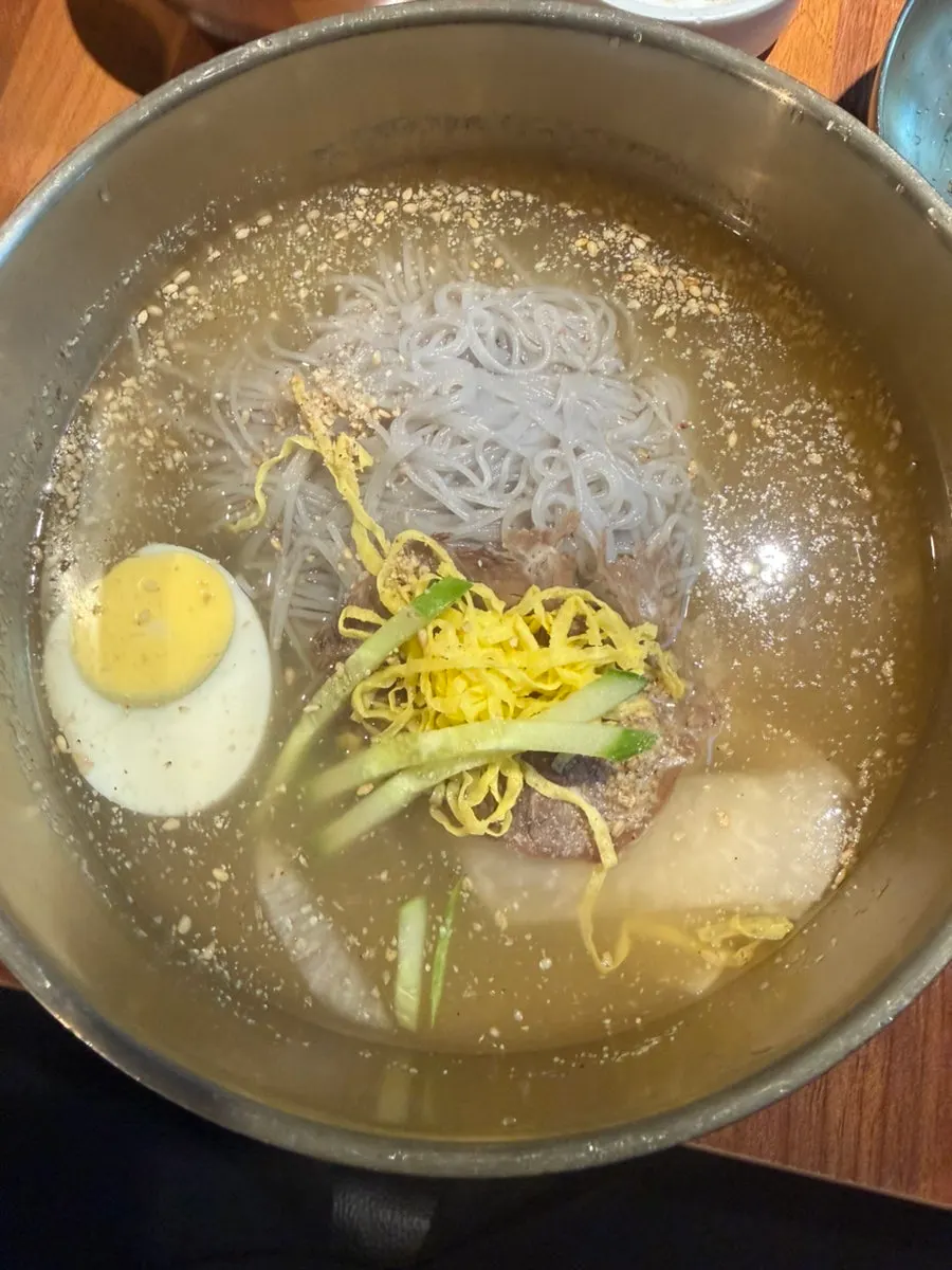 소금에 찍은 항정살 한 점