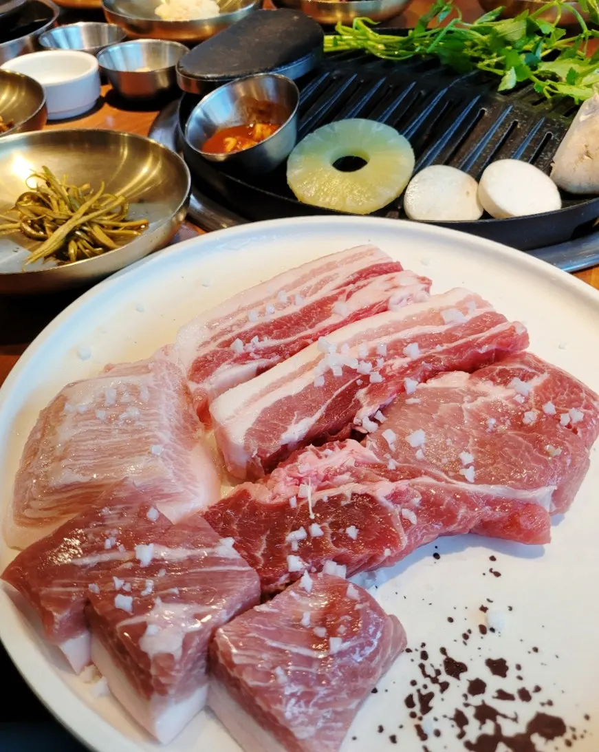 굽기 전 돼지반마리 고기 접시