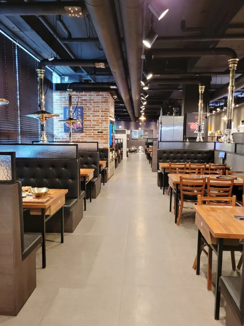 다채롭게 차려진 고기집 밑반찬 상차림