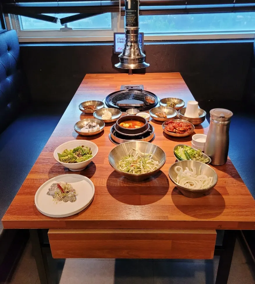넓고 쾌적한 한마음정육식당 매장 내부