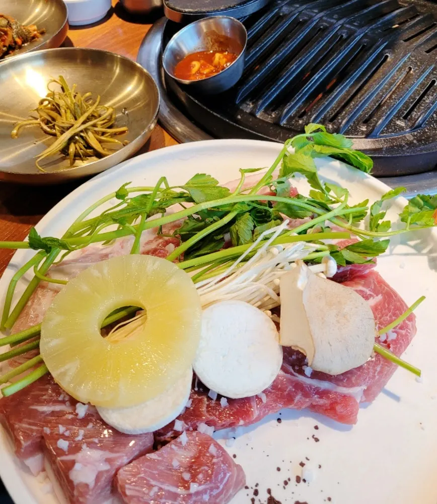 서빙로봇이 가져온 고기 접시