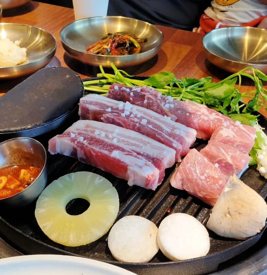선홍빛 껍항정과 가브리살 생고기