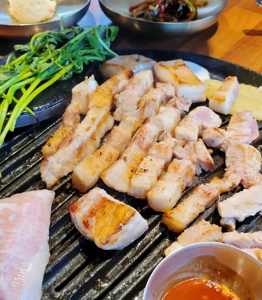두툼하게 잘라 노릇하게 구운 돼지고기