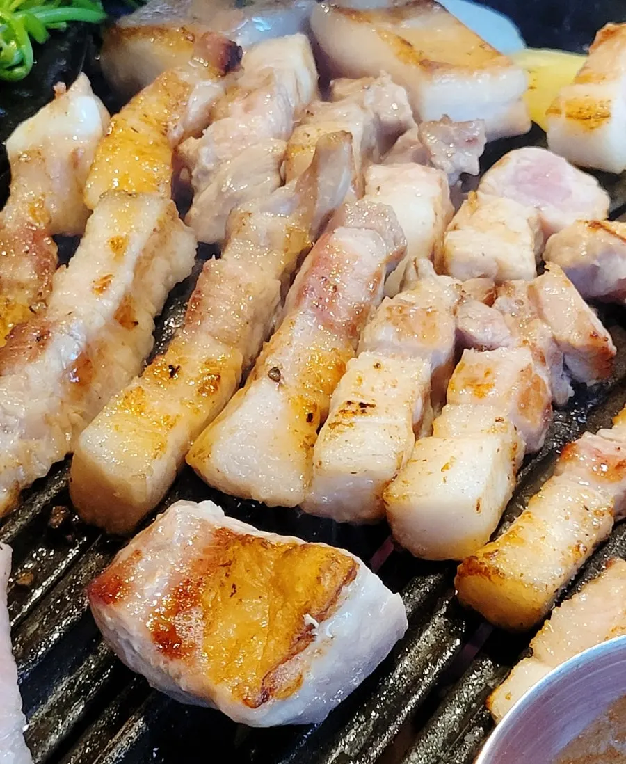 자르지 않고 구운 껍항정과 가브리살