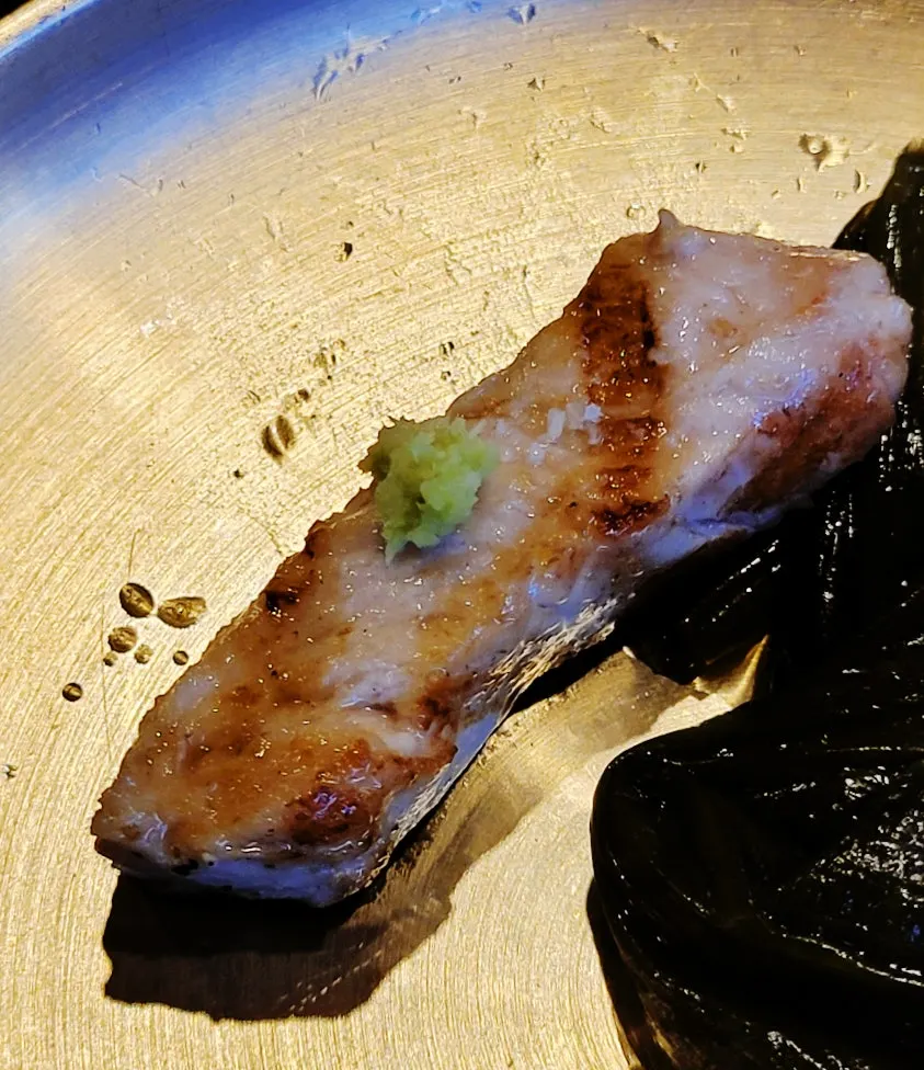 소금에 찍어 먹는 오겹살