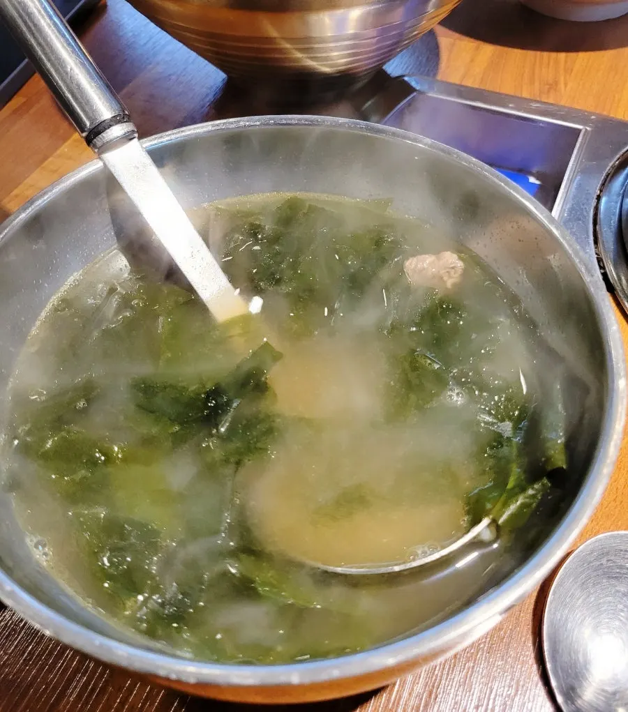 와사비와 소금을 곁들인 고기 한 점