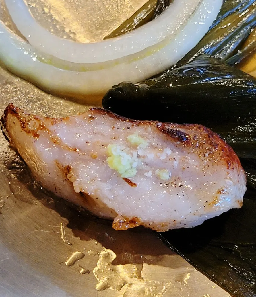 공기밥에 올린 고기와 졸인 마늘