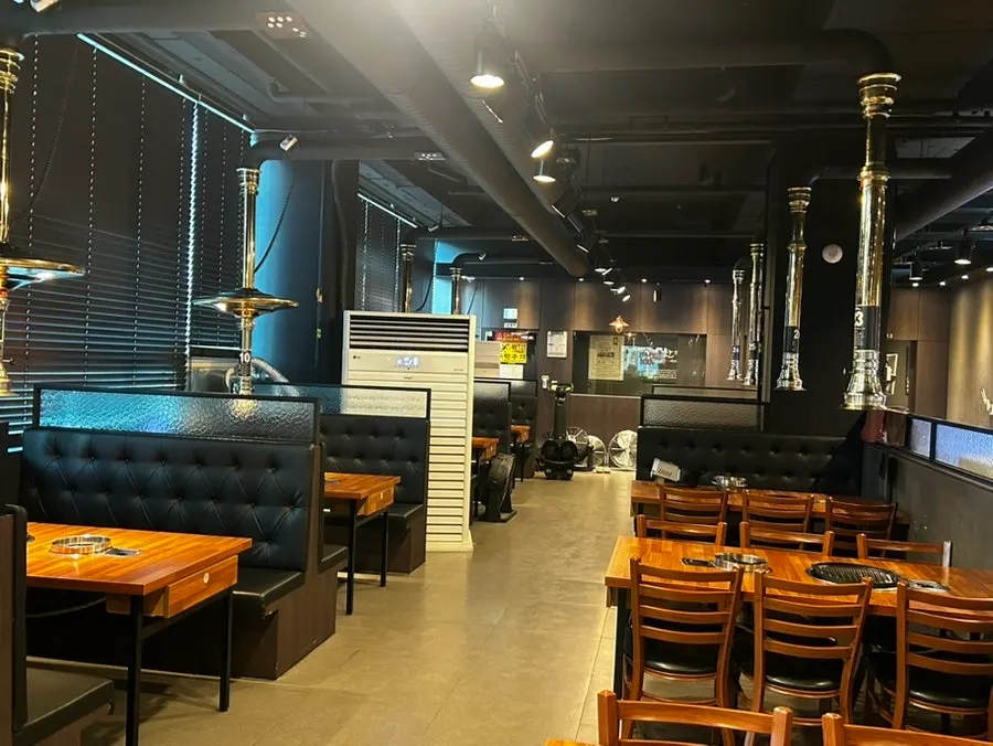 식당 입구로 가는 길