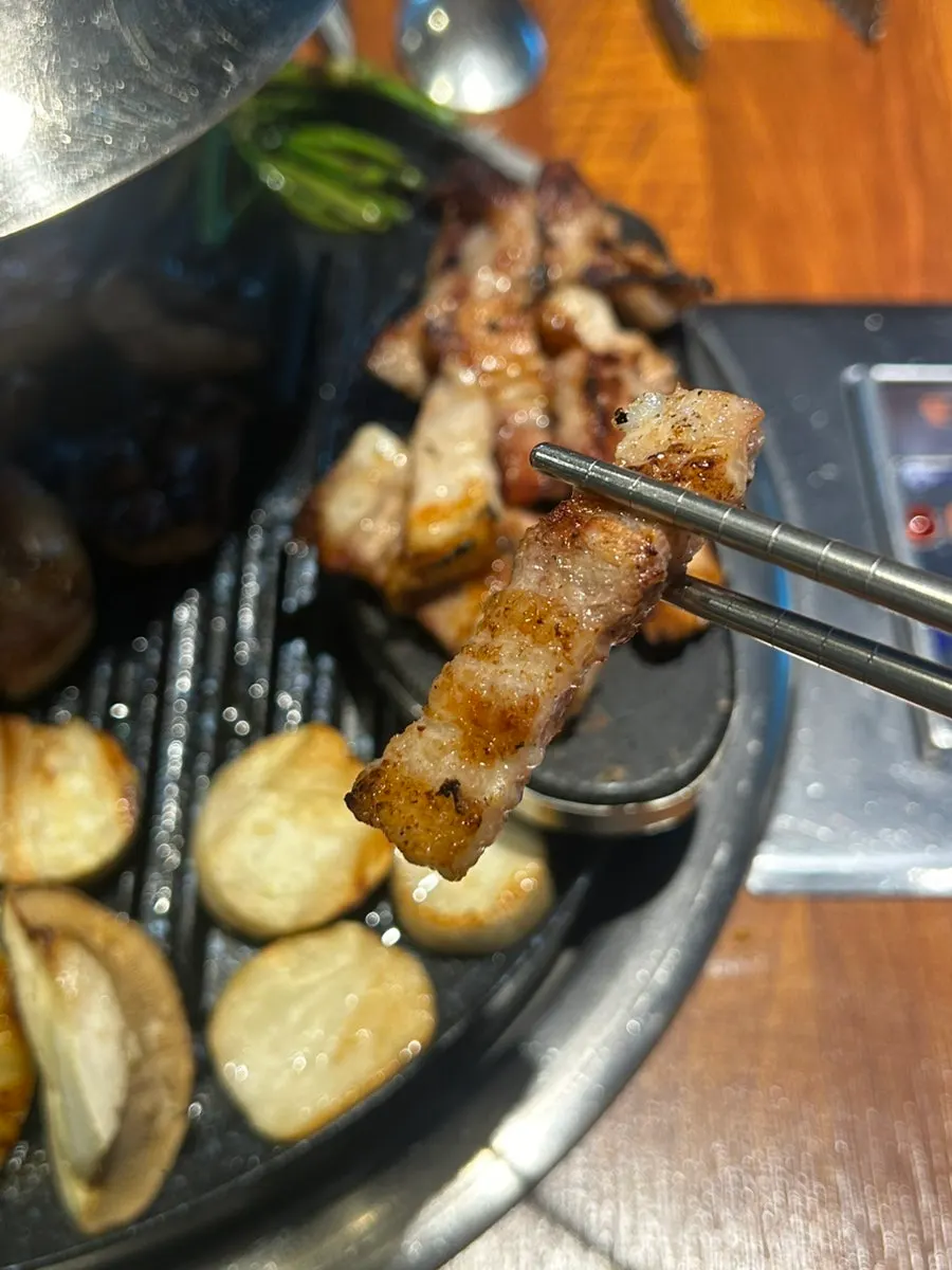 도톰하게 익은 숙성 돼지고기